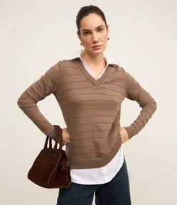 Blusa Texturizada em Tricô Leve com Barra e Gola de Camisa