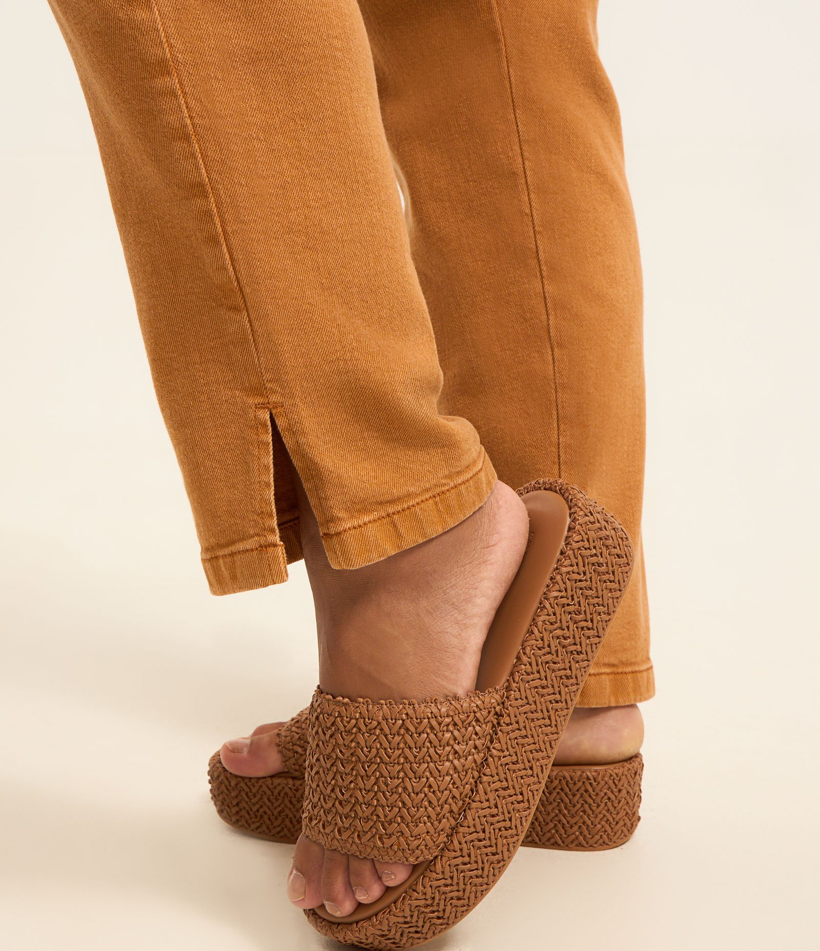 Calça Skinny em Sarja com Bolso Embutido Curve & Plus Size Caramelo 5