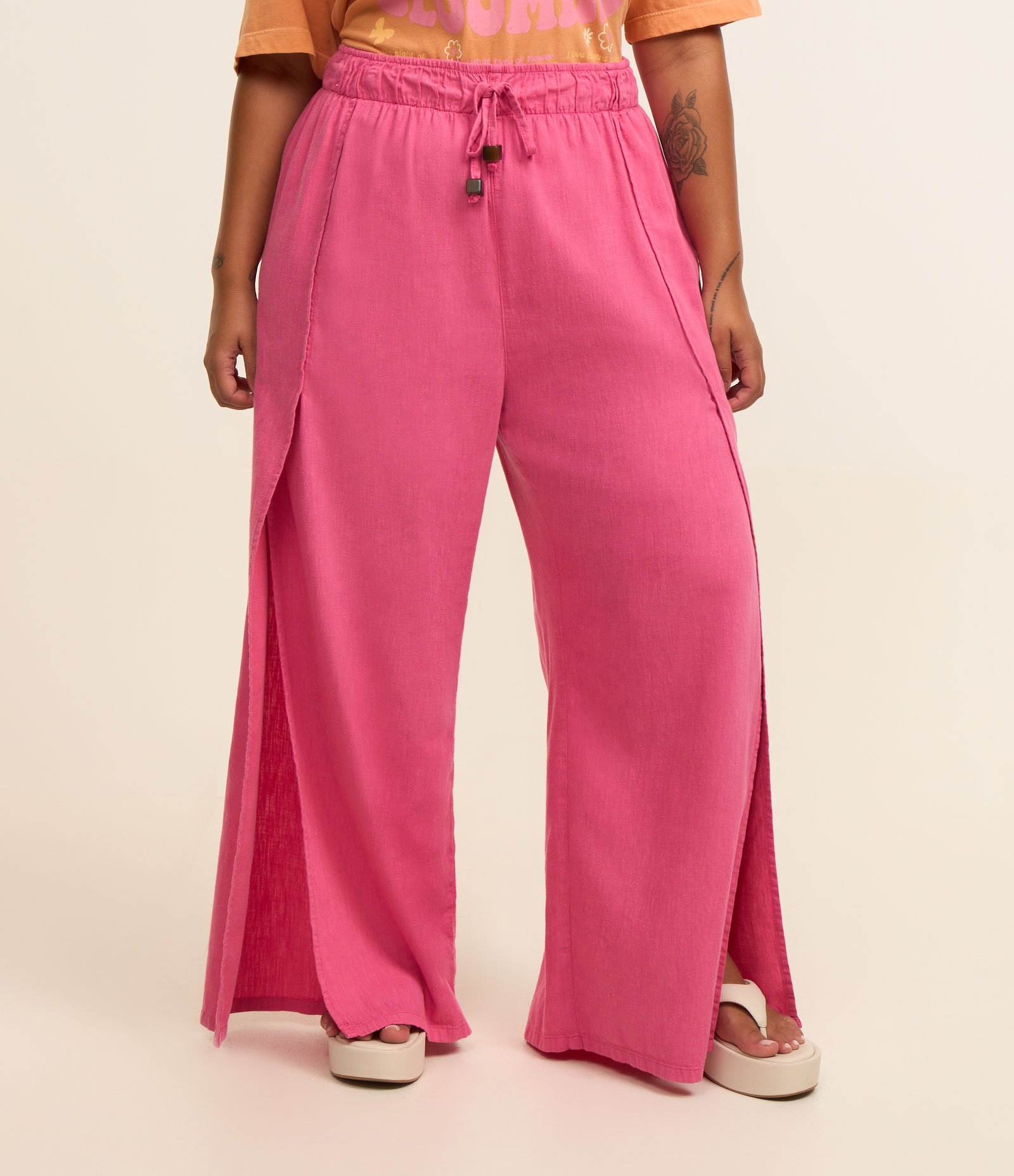 Calça Pantalona Sarja com Abertura Lateral Curve & Plus Size Rosa 2
