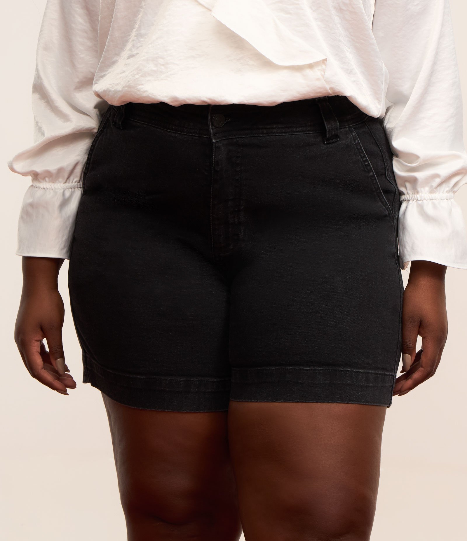 Short em Jeans com Elastano e Barra Larga Curve & Plus Size Preto 2