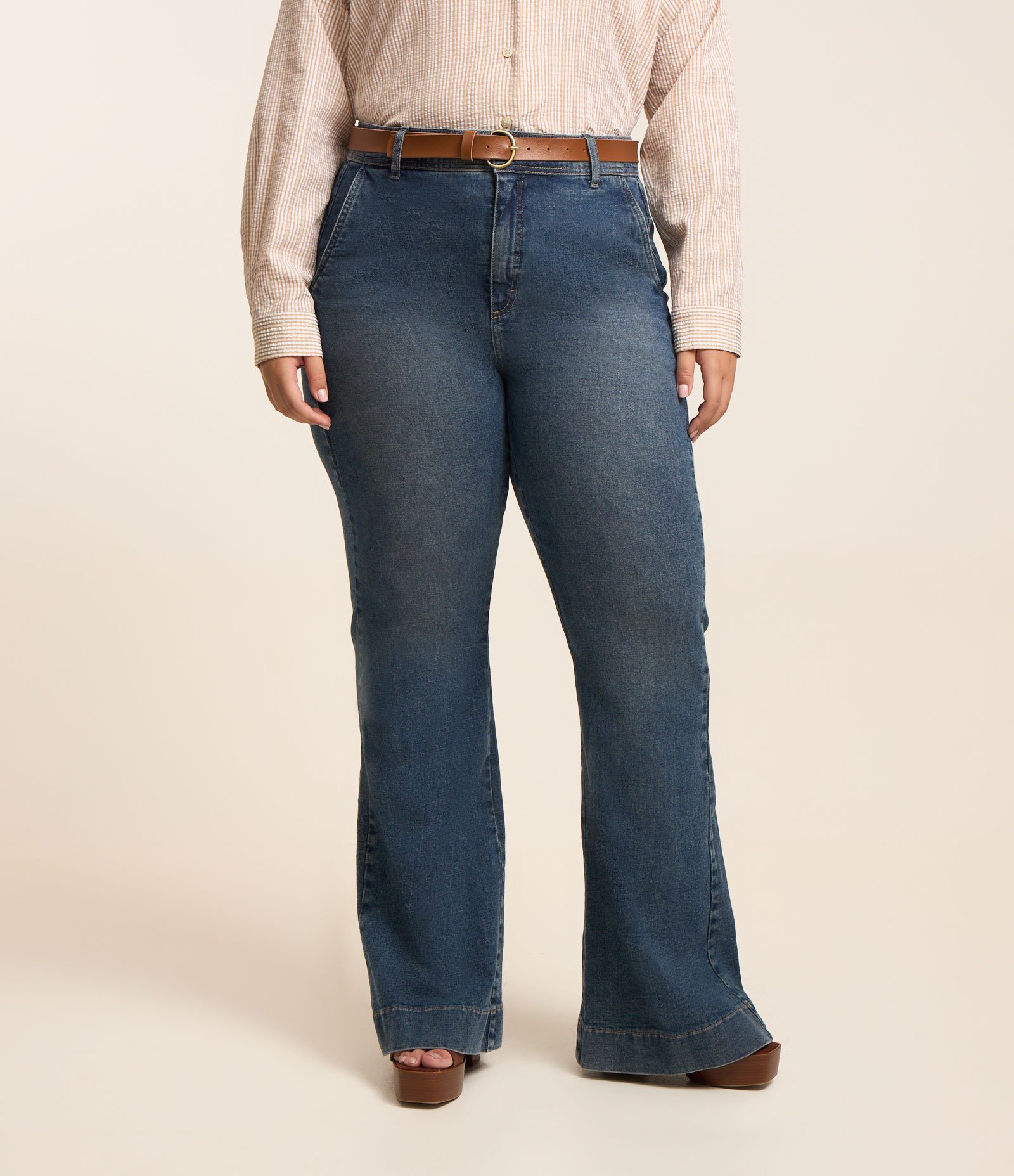 Calça Flare em Jeans com Elastano e Cinto Curve & Plus Size Azul 2
