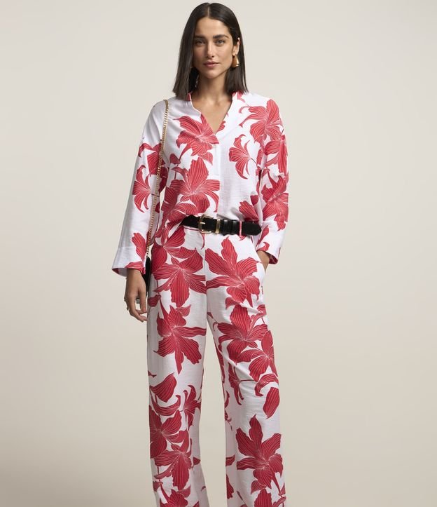 Calça em Crepe com Flores Estampadas