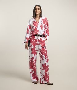 Calça em Crepe com Flores Estampadas
