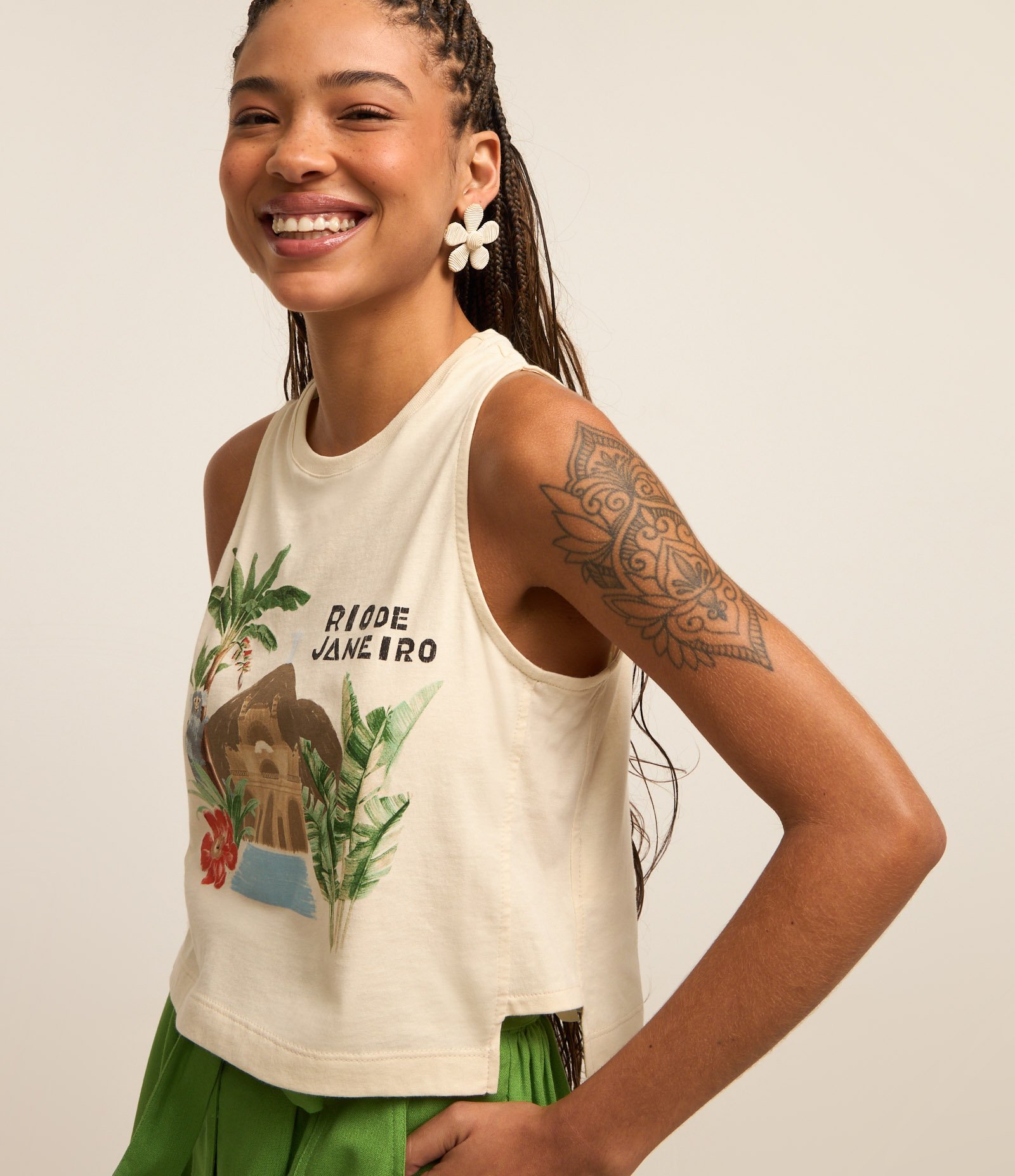 Blusa Regata Baby Tee com Estampa Rio de Janeiro Bege 3