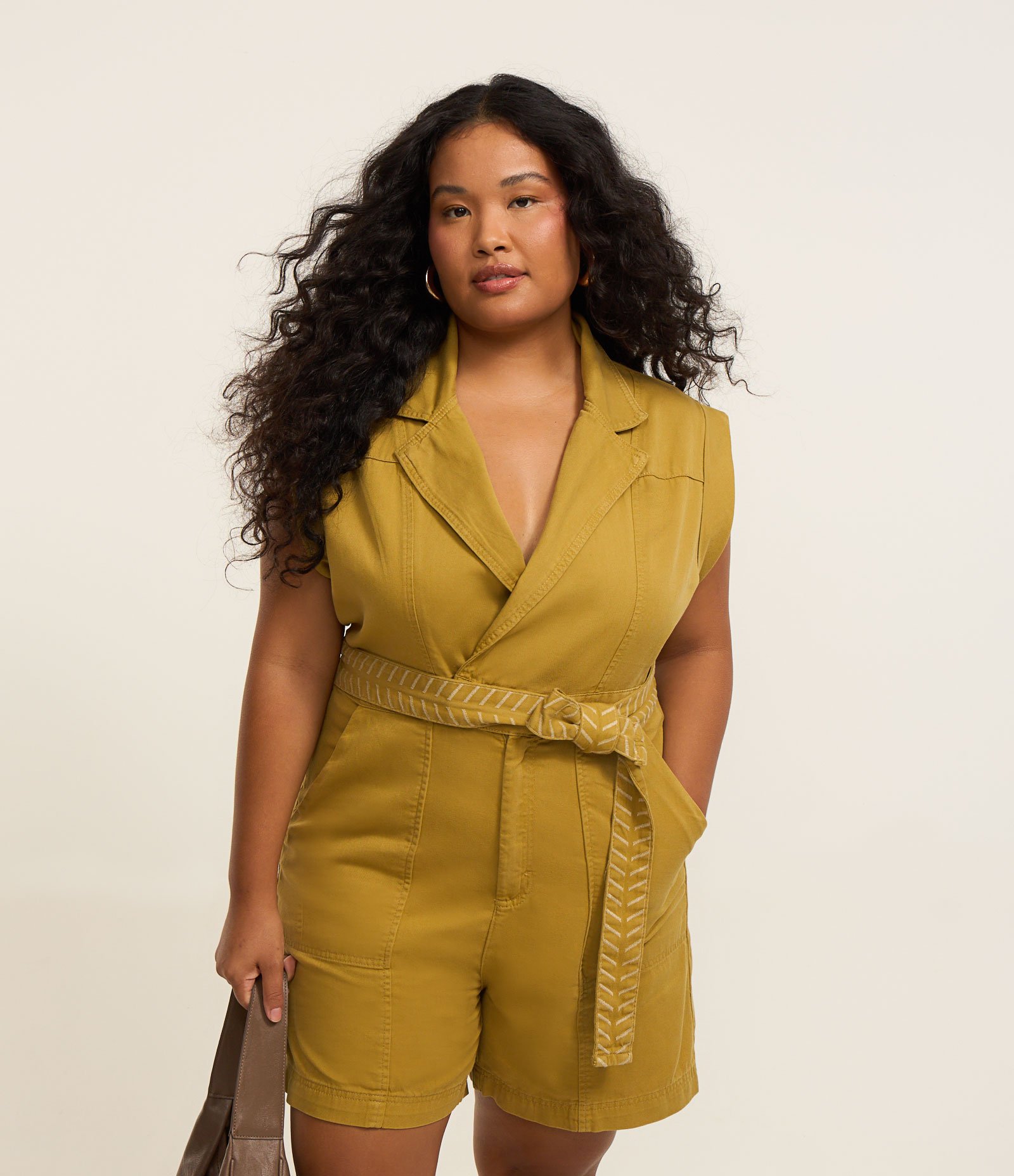 Macaquinho em Sarja com Faixa Bordada Curve & Plus Size Verde Oliva 1