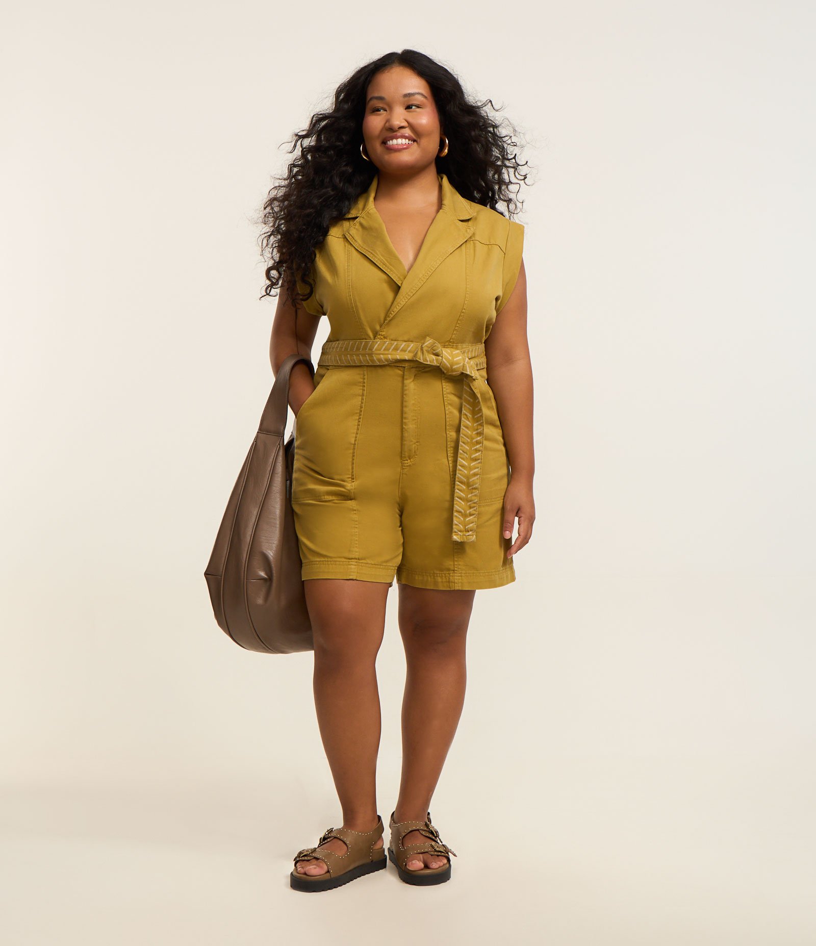 Macaquinho em Sarja com Faixa Bordada Curve & Plus Size Verde Oliva 2