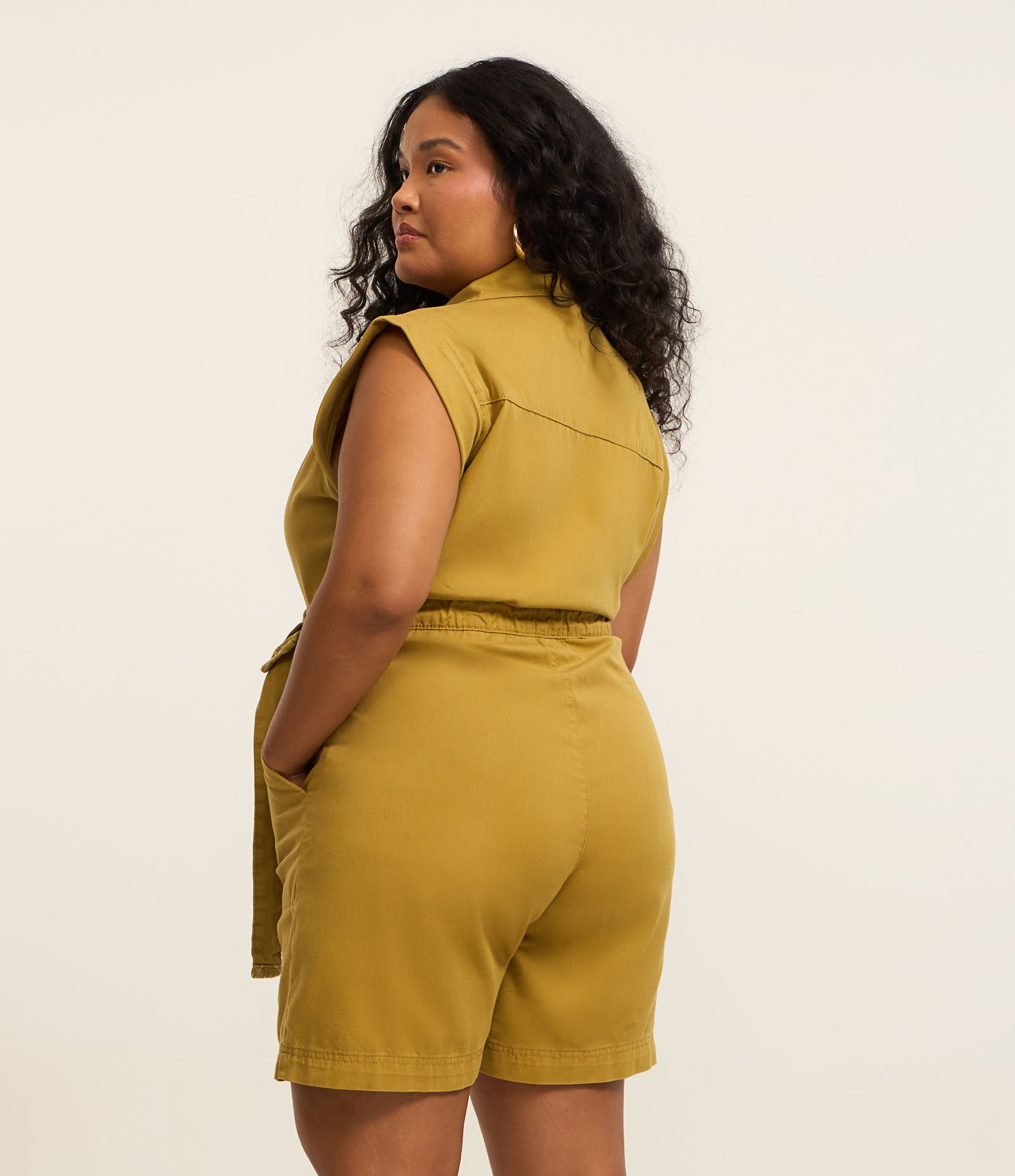 Macaquinho em Sarja com Faixa Bordada Curve & Plus Size Verde Oliva 3