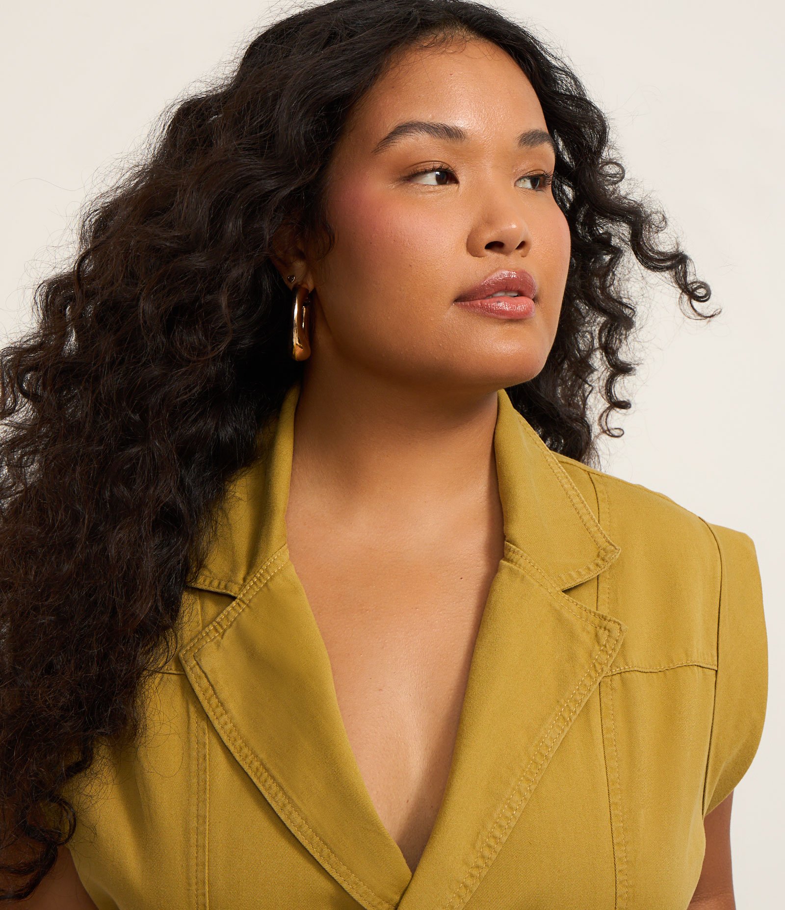 Macaquinho em Sarja com Faixa Bordada Curve & Plus Size Verde Oliva 4