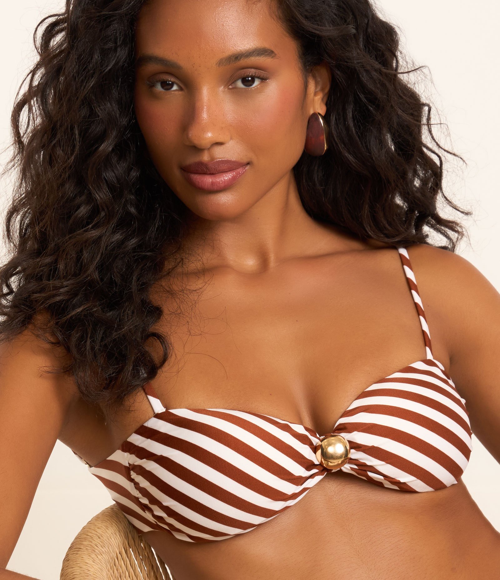 Biquíni Top Bandeau Estampa Listras com Aviamento Central Marrom/ Branco 4