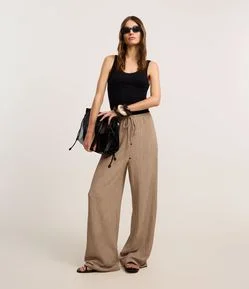 Calça Wide Leg com Textura e Elástico na Cintura