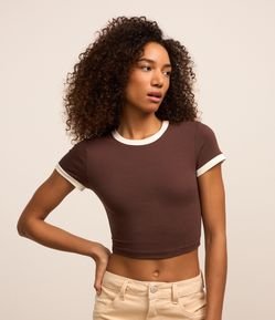 Blusa T-shirt em Algodão com Detalhes Contrastantes
