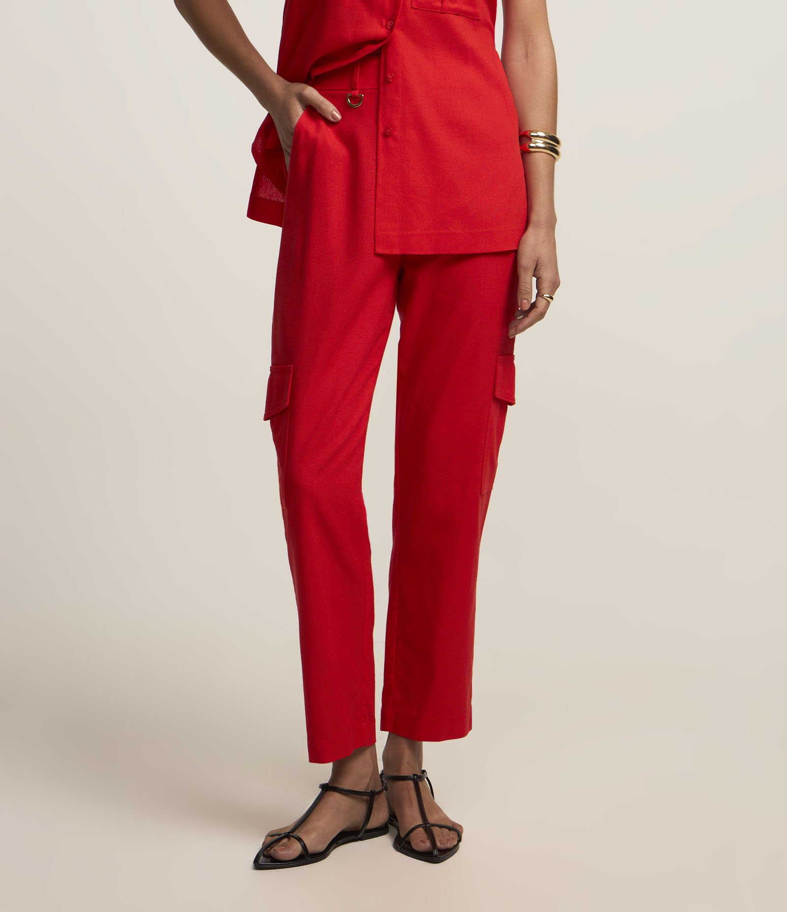 Calça em Viscolinho com Bolsos Cargo Vermelho 1