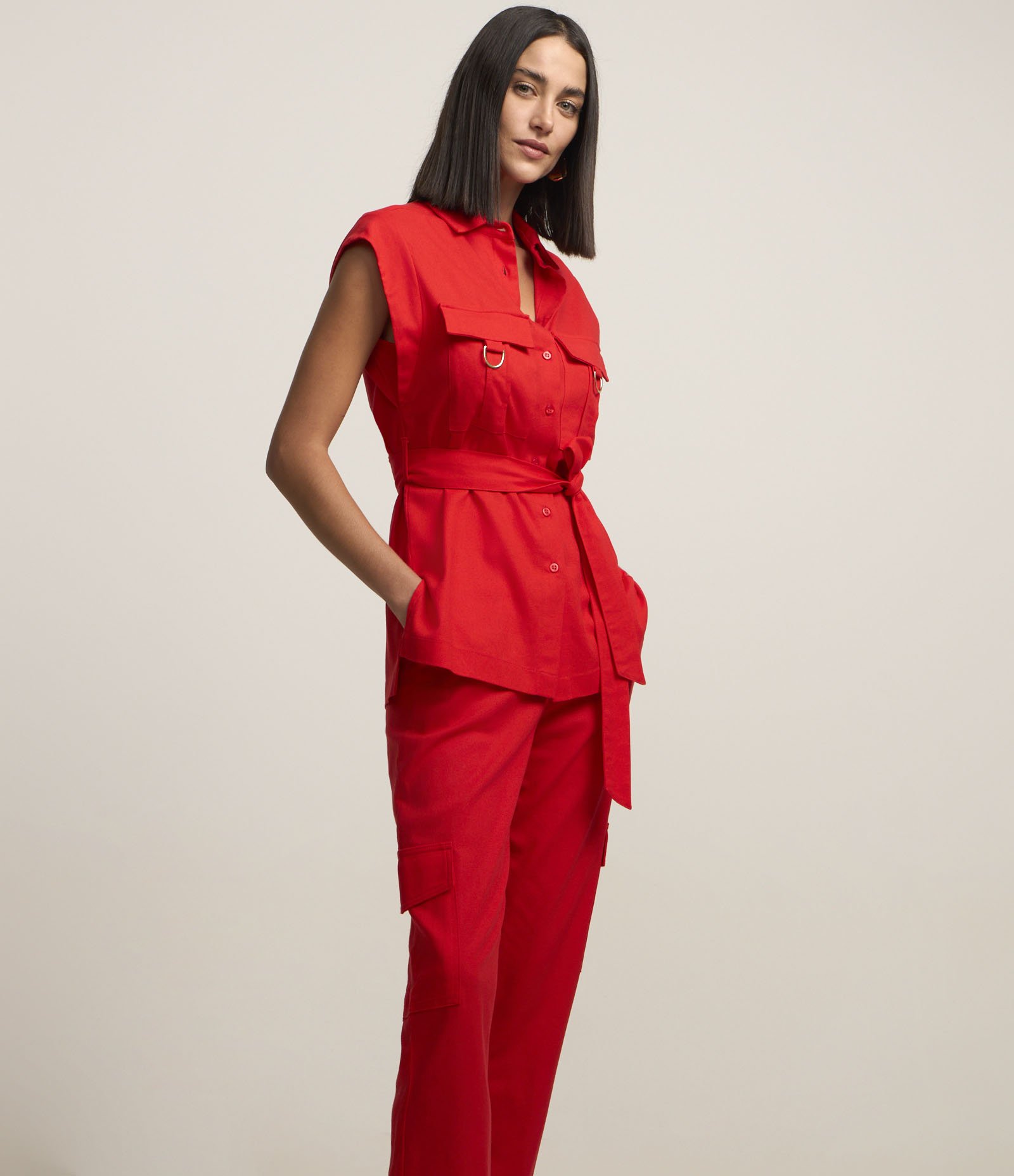 Calça em Viscolinho com Bolsos Cargo Vermelho 3