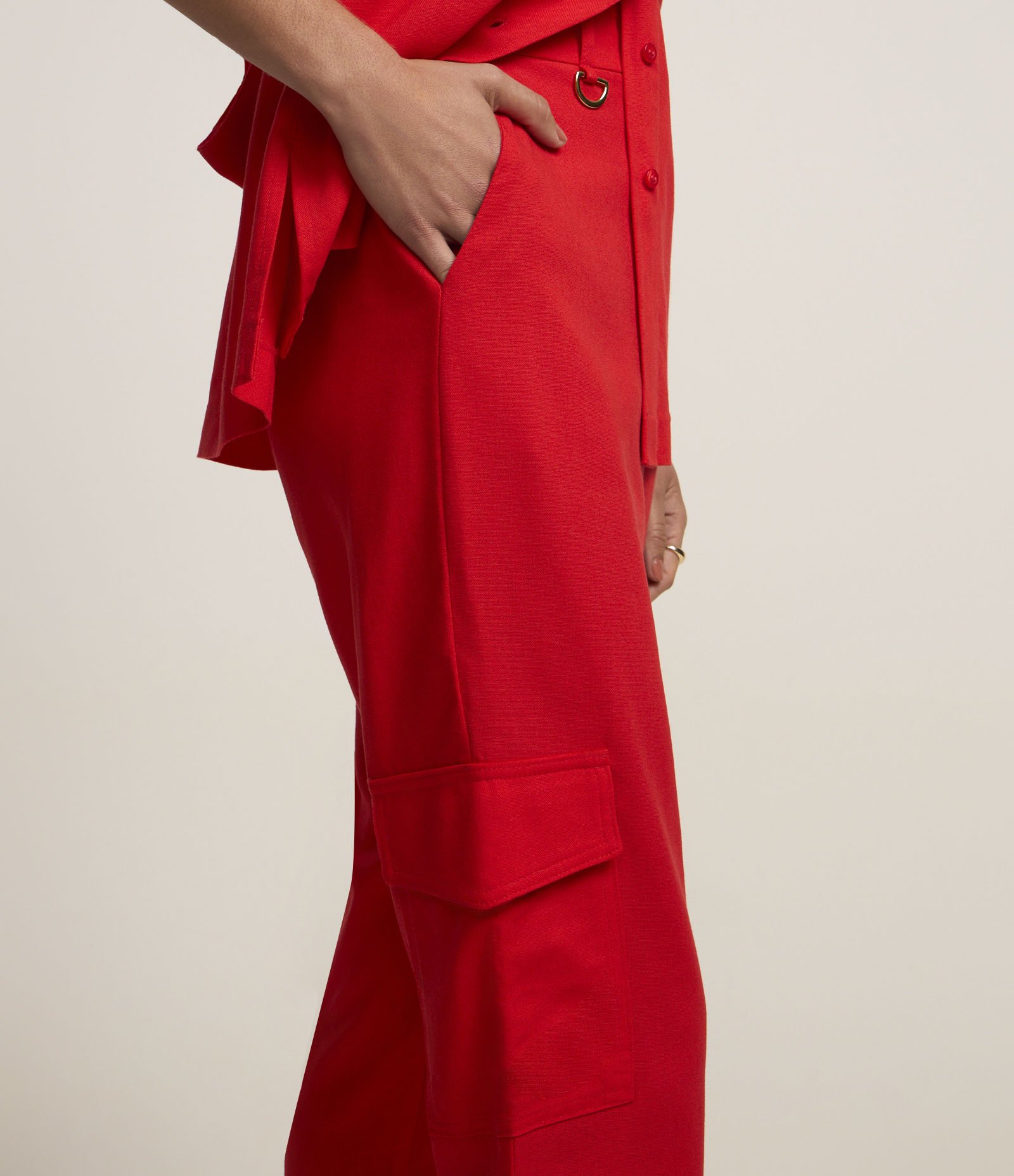 Calça em Viscolinho com Bolsos Cargo Vermelho 5