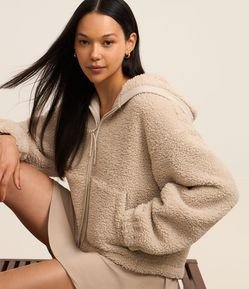 Jaqueta Esportiva em Sherpa com Bolsos