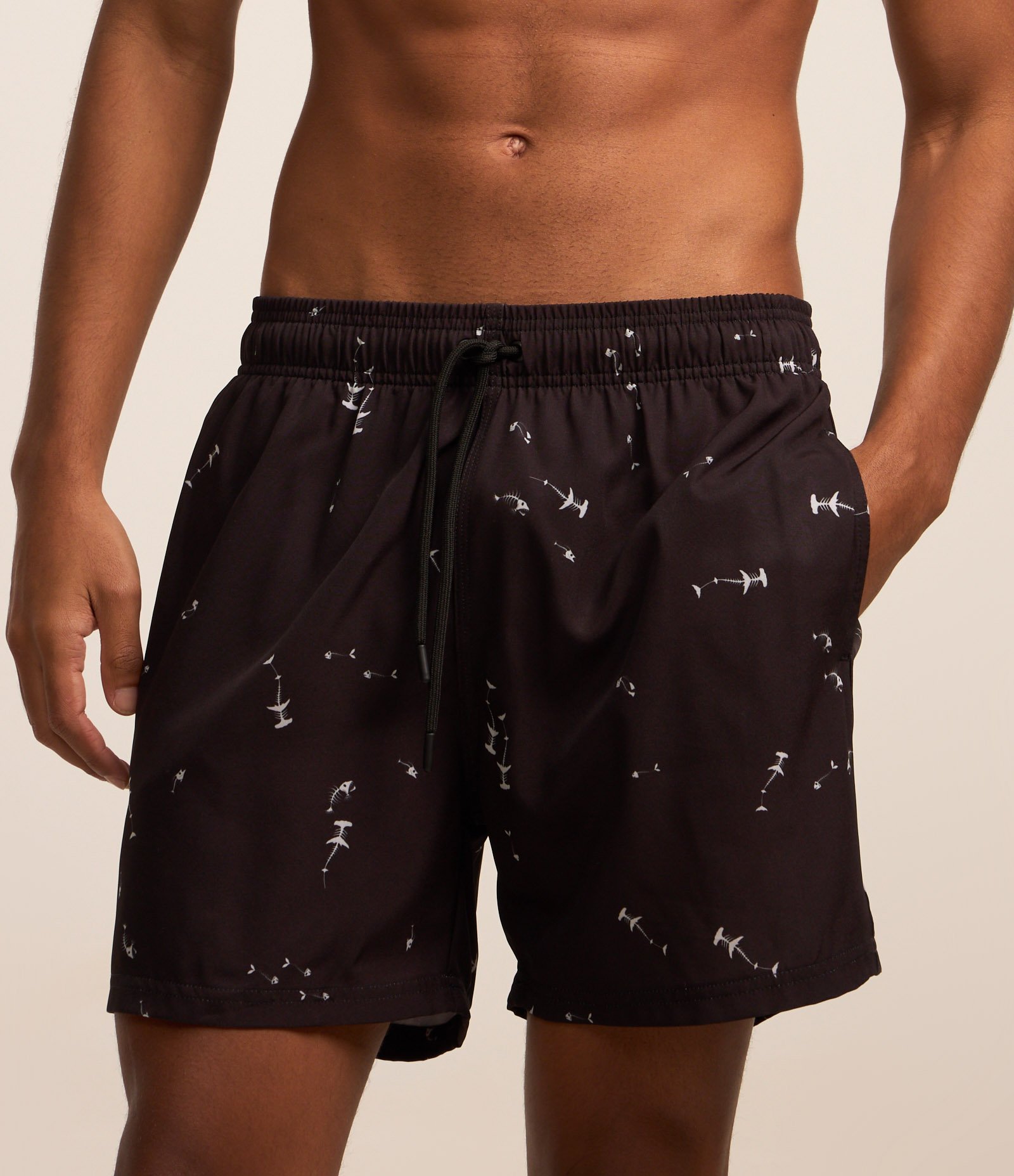 Bermuda com Cós Elástico e Estampa de Esqueleto de Tubarão Preto 2