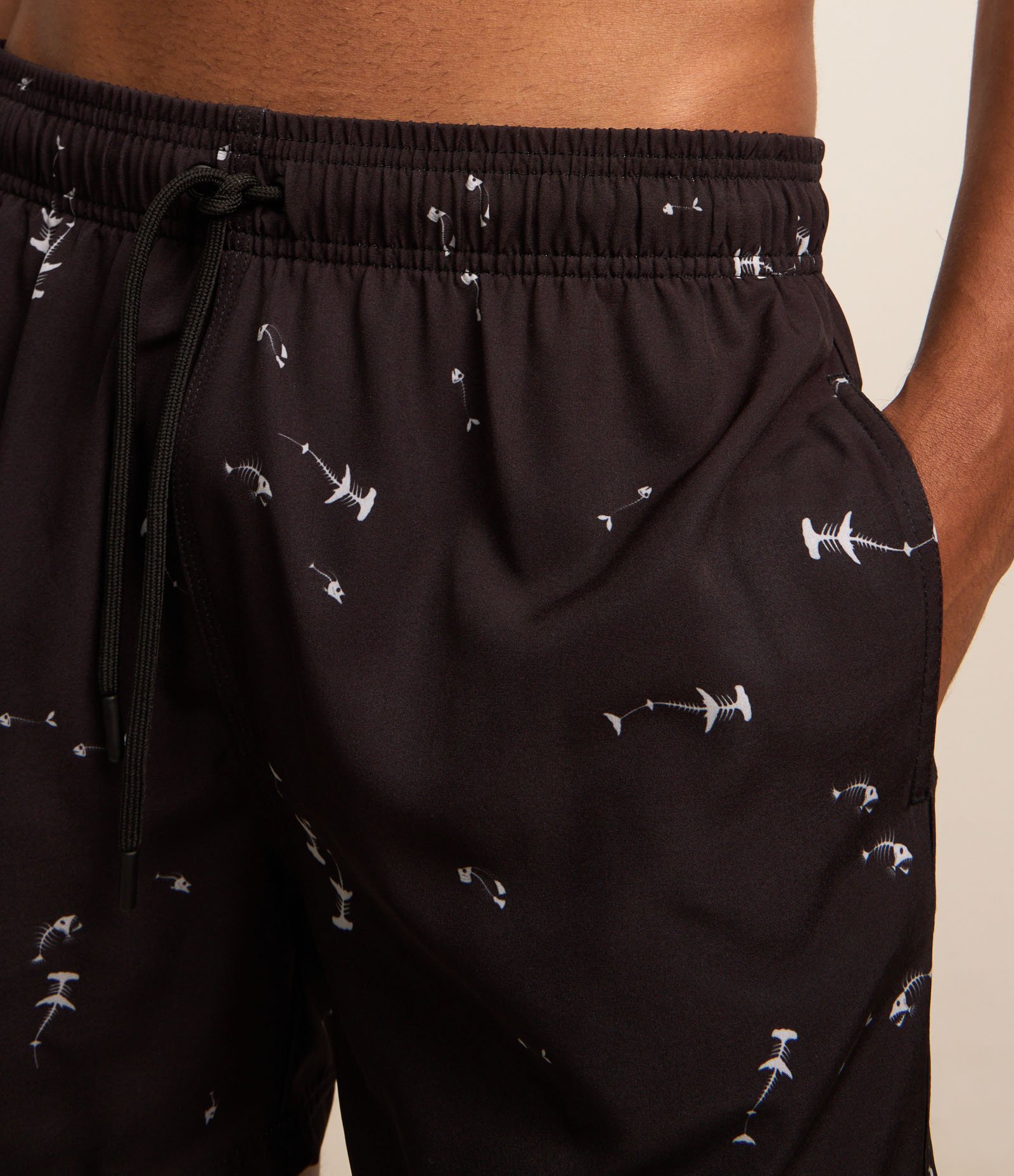 Bermuda com Cós Elástico e Estampa de Esqueleto de Tubarão Preto 3