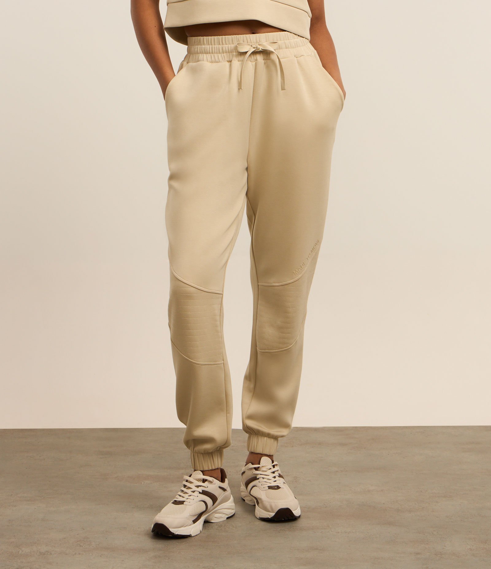 Calça Jogger Esportiva em Modal com Amarração na Cintura Bege 2