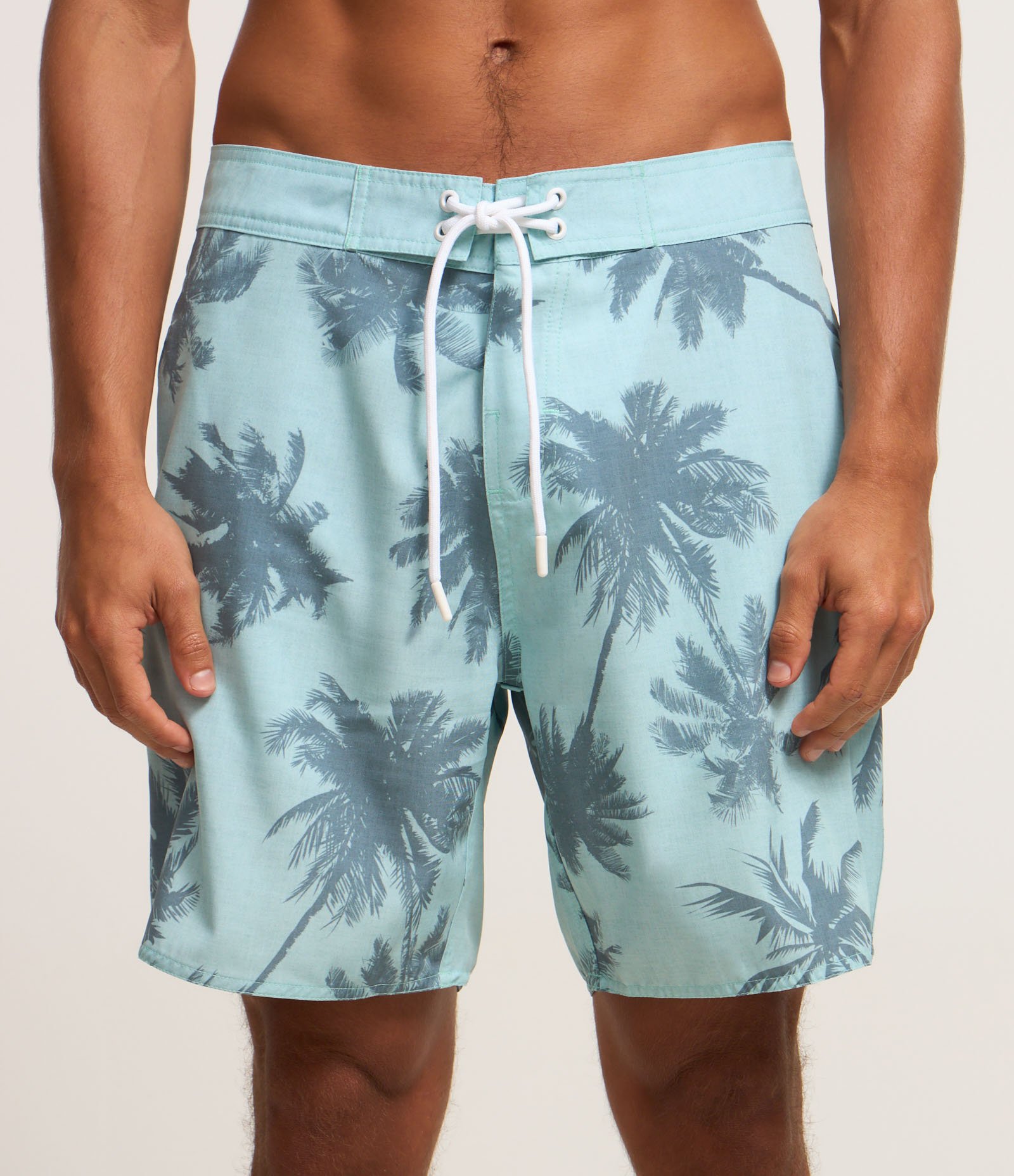 Bermuda em Microfibra com Cós Fixo e Estampa de Coqueiros Verde 2