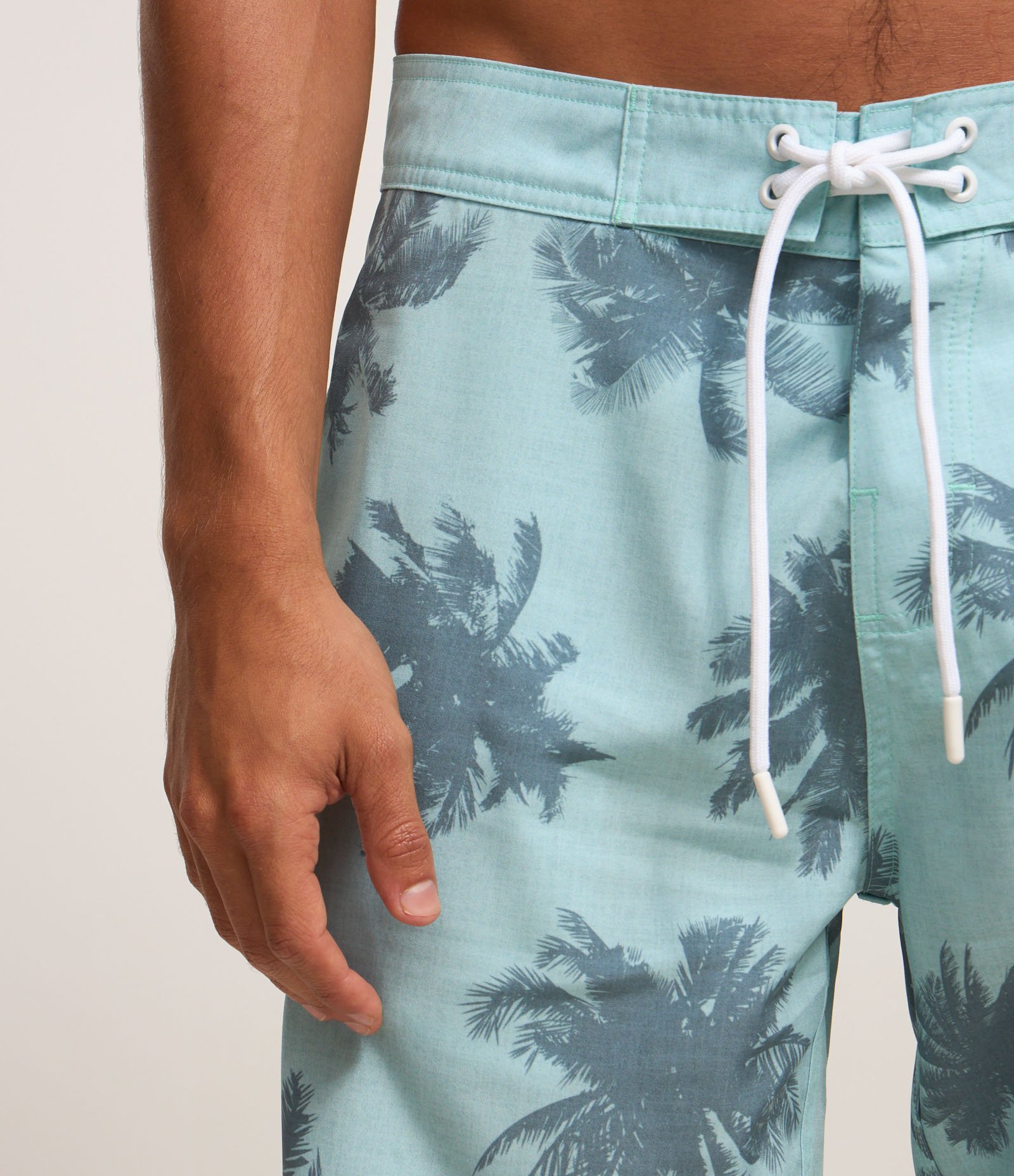 Bermuda em Microfibra com Cós Fixo e Estampa de Coqueiros Verde 3