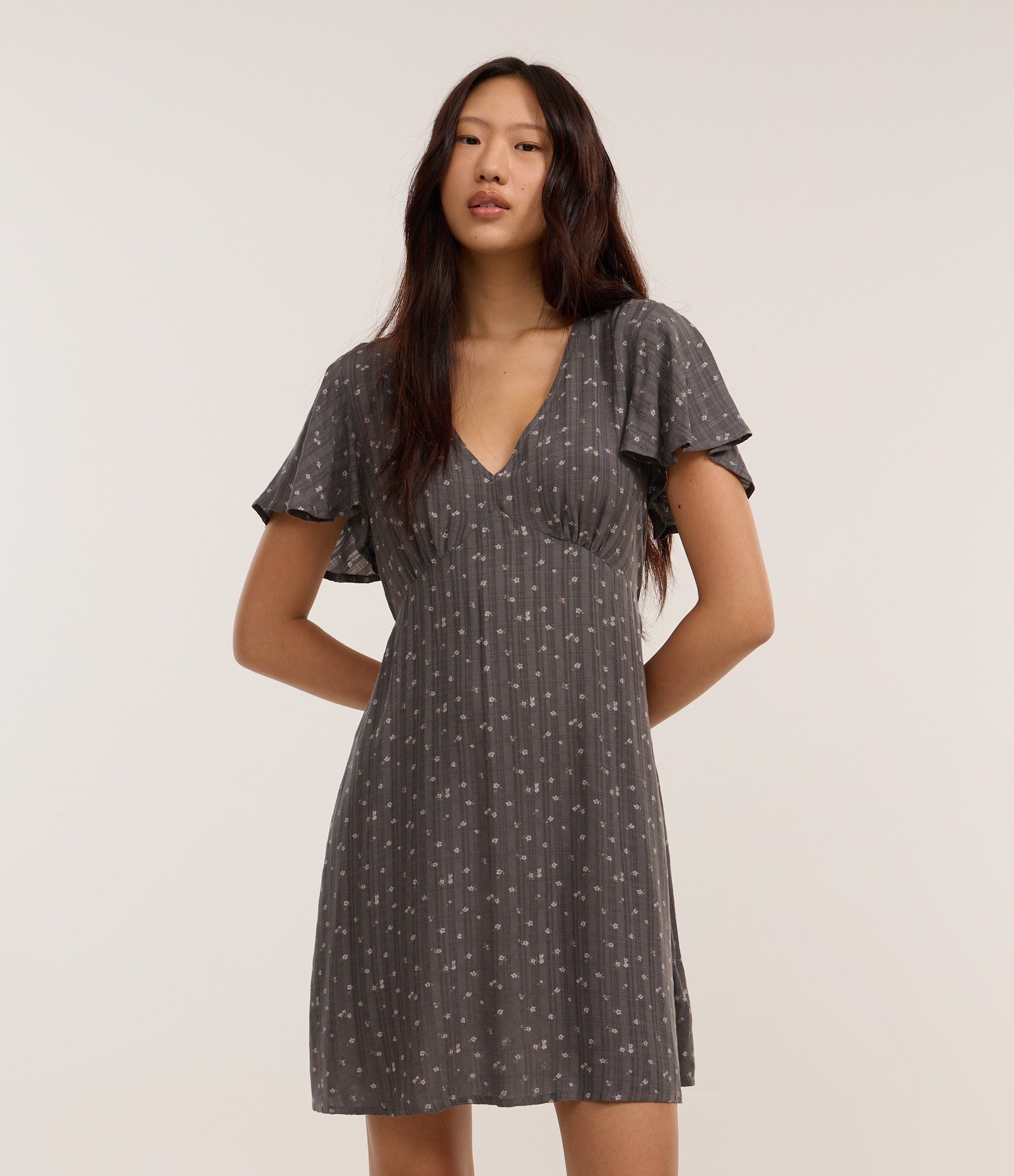 Vestido Curto em Viscose Maquinetado Floral Liberty Cinza 1