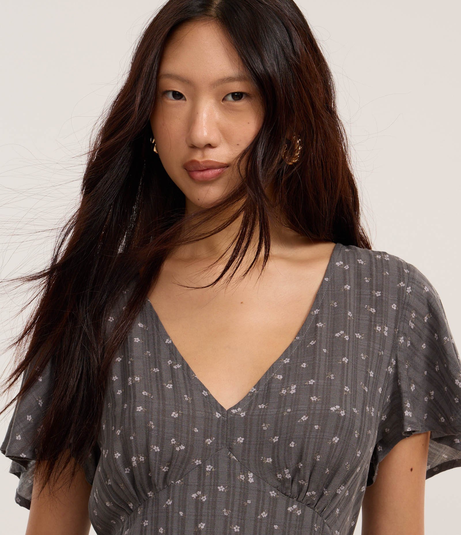 Vestido Curto em Viscose Maquinetado Floral Liberty Cinza 3