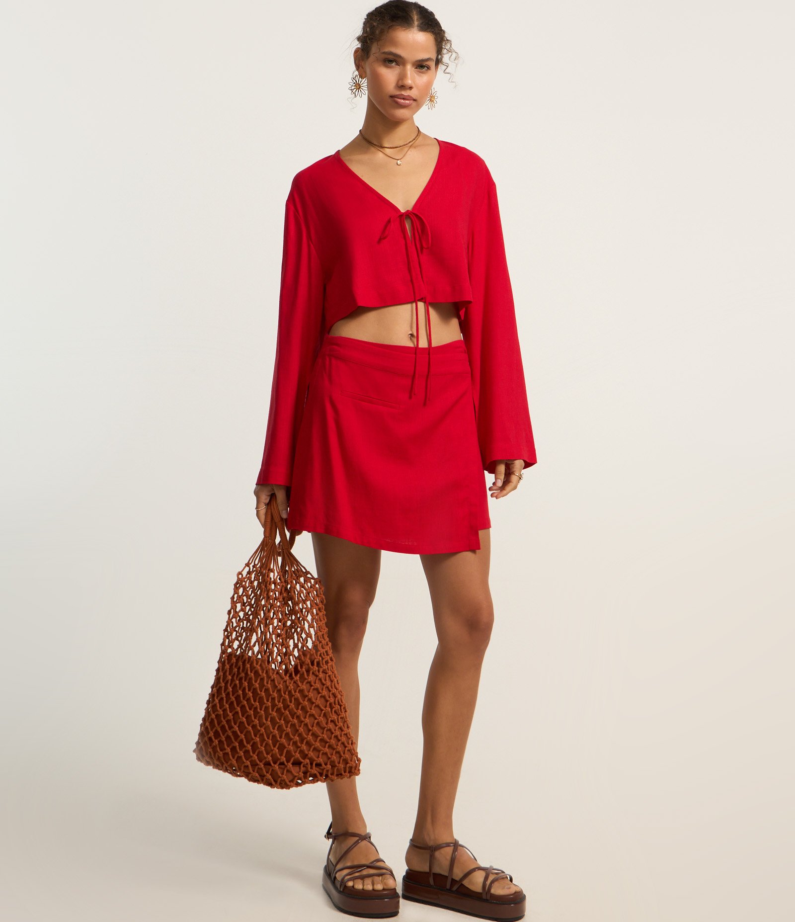 Blusa Cropped em Viscolinho com Amarração no Busto Vermelho 2