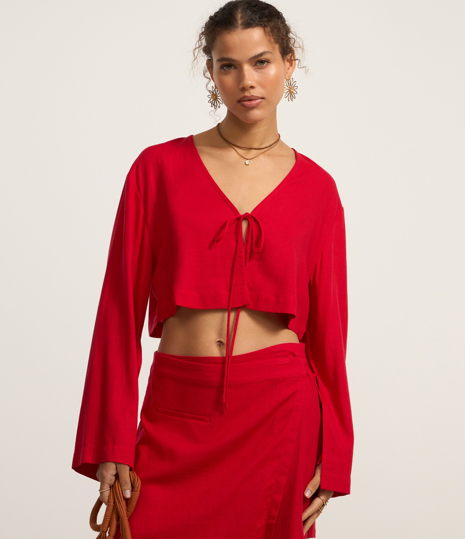 Blusa Cropped em Viscolinho com Amarração no Busto Vermelho 3