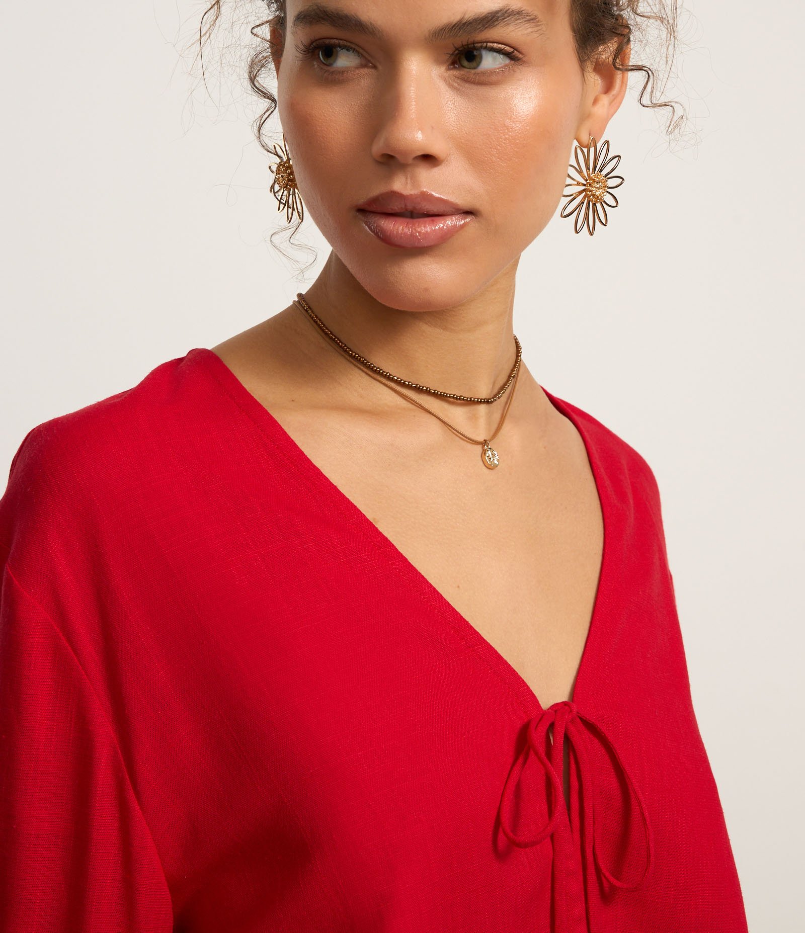 Blusa Cropped em Viscolinho com Amarração no Busto Vermelho 4