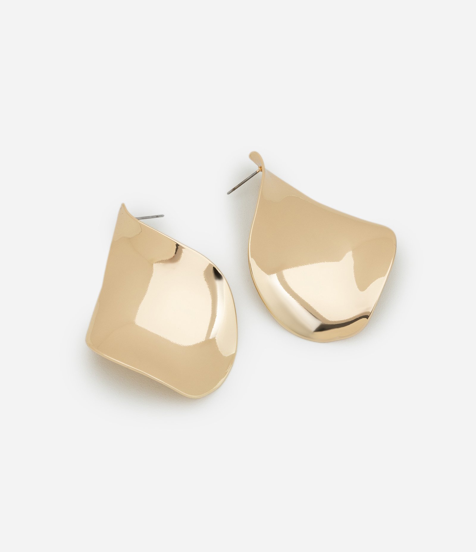 Brinco Médio em Metal com Chapa Ondulada Dourado 2