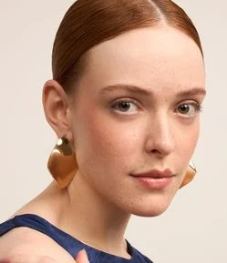 Brinco Médio em Metal com Chapa Ondulada