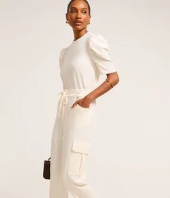 Calça Cenoura Cintura Alta em Crepe com Bolsos Cargos