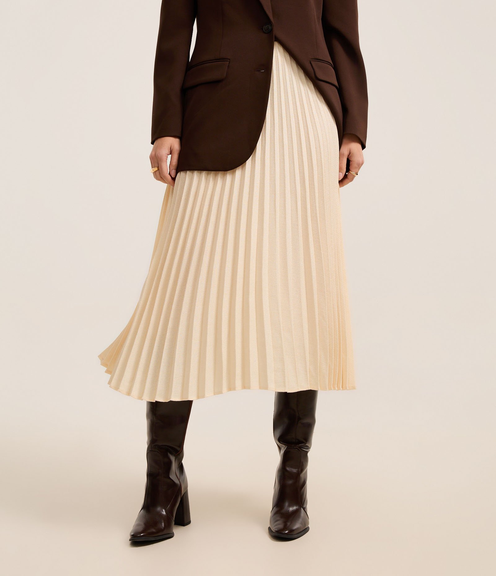 Saia Midi Alfaiatada com Textura Plissada Bege 3