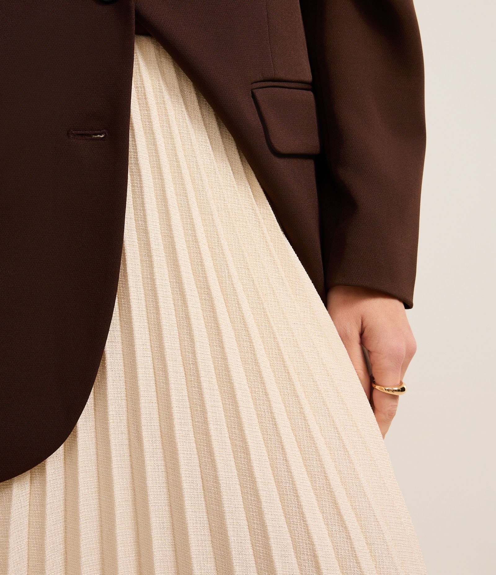 Saia Midi Alfaiatada com Textura Plissada Bege 5