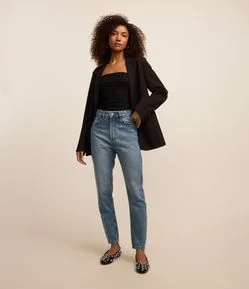 Calça Mom em Jeans com Aplicação de Brilhos