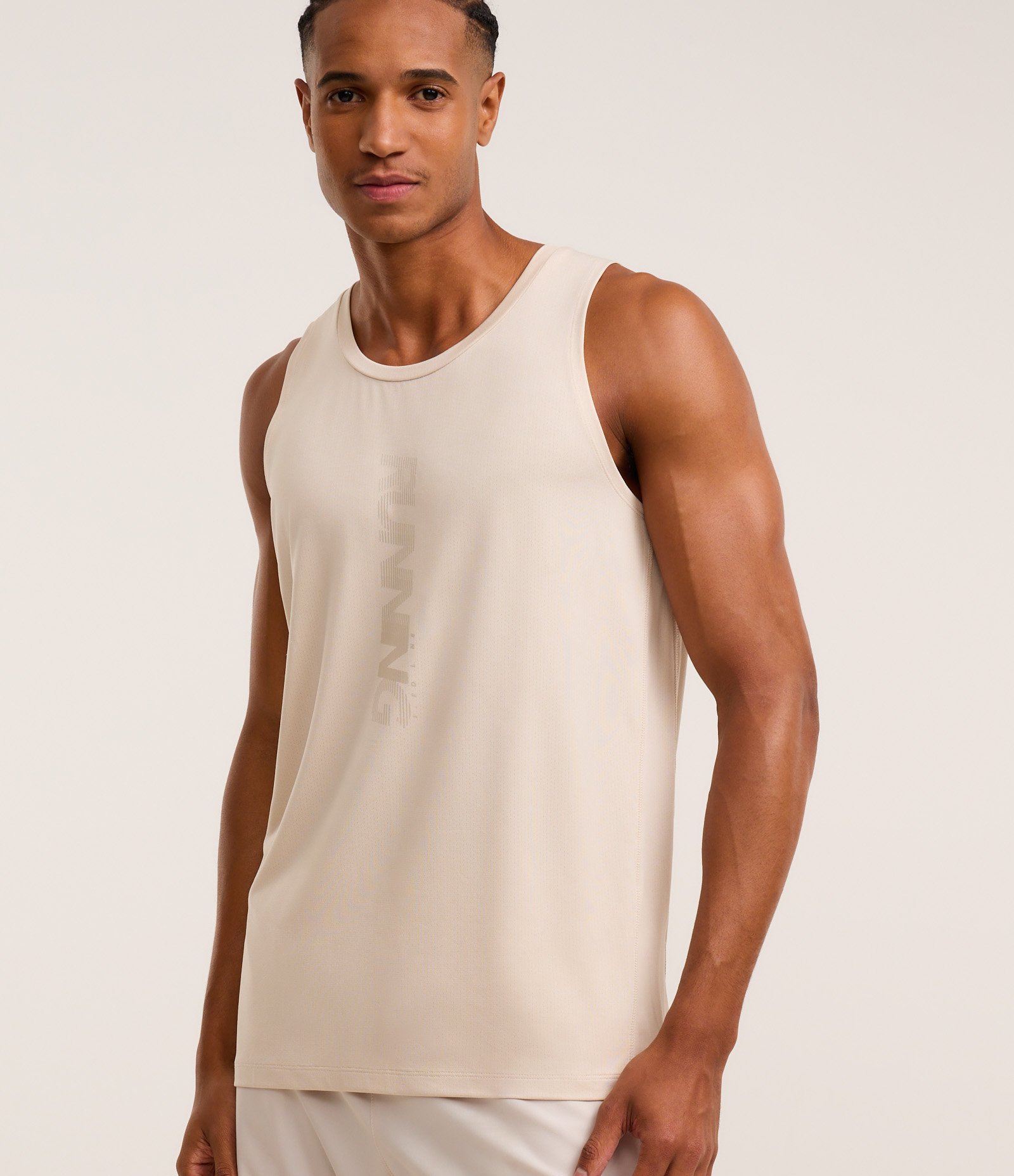 Regata Esportiva em  Tecnologia Dry Estampa  Lettering Vertical Off White 1