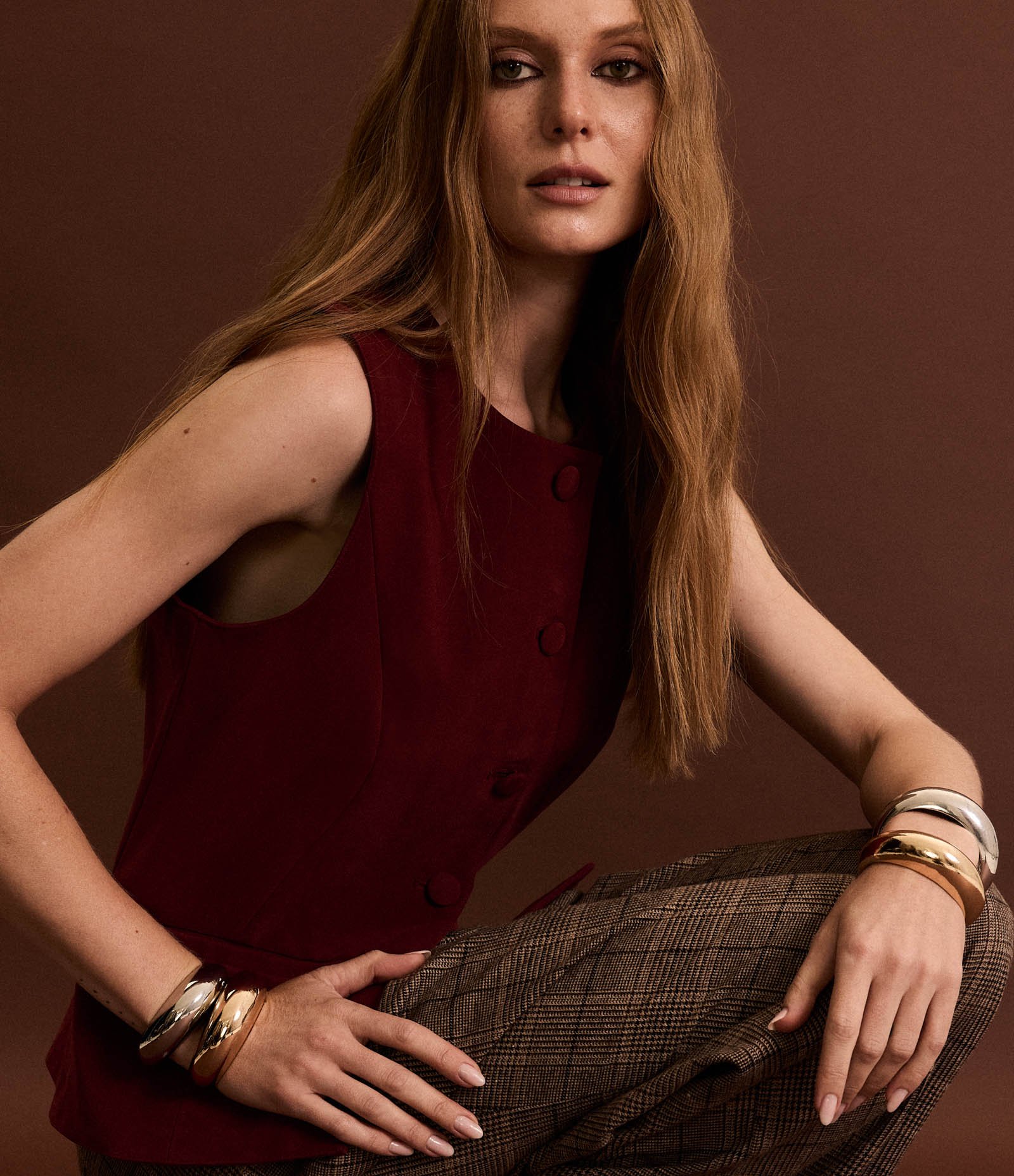 Colete Boho Alongado em Suede com Detalhe V na Barra Bordô 3