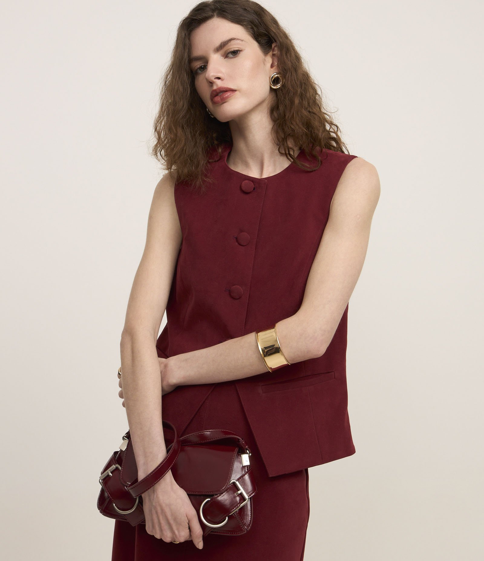 Colete Boho Alongado em Suede com Detalhe V na Barra Bordô 4