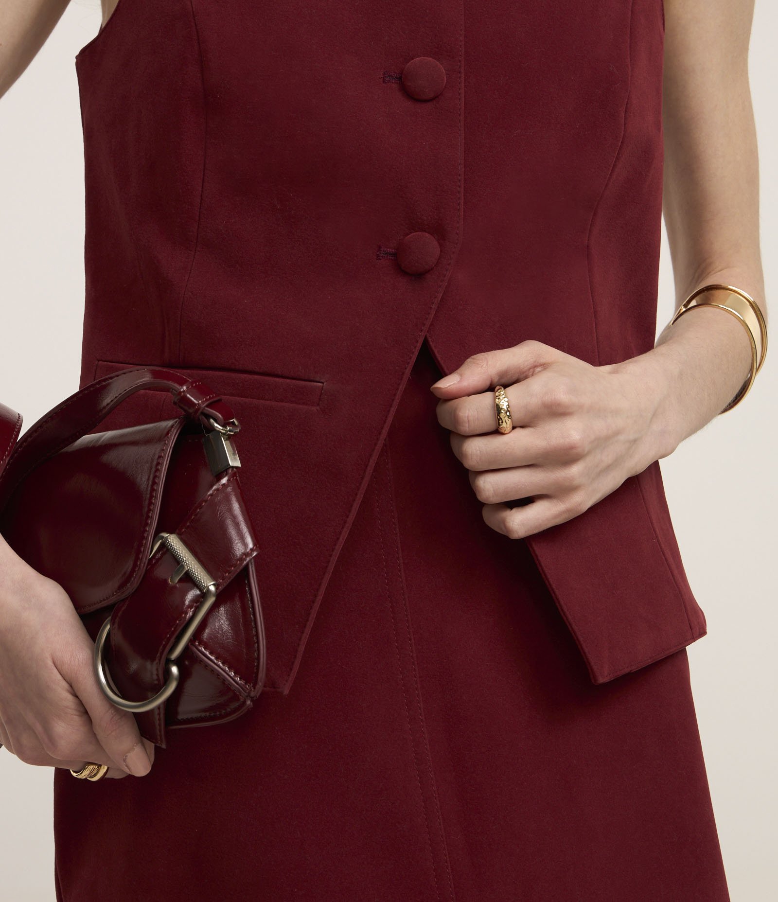 Colete Boho Alongado em Suede com Detalhe V na Barra Bordô 6