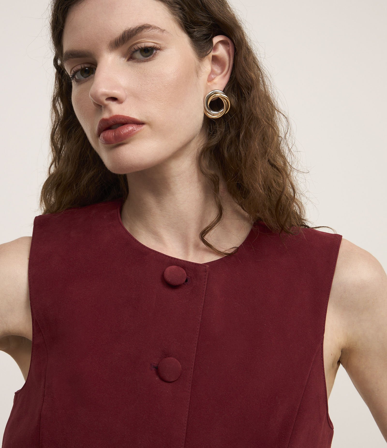 Colete Boho Alongado em Suede com Detalhe V na Barra Bordô 7