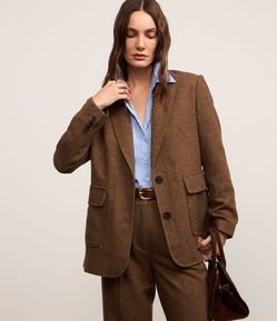 Blazer em Polivelour Quentinho com Bolsos e Espinha de Peixe