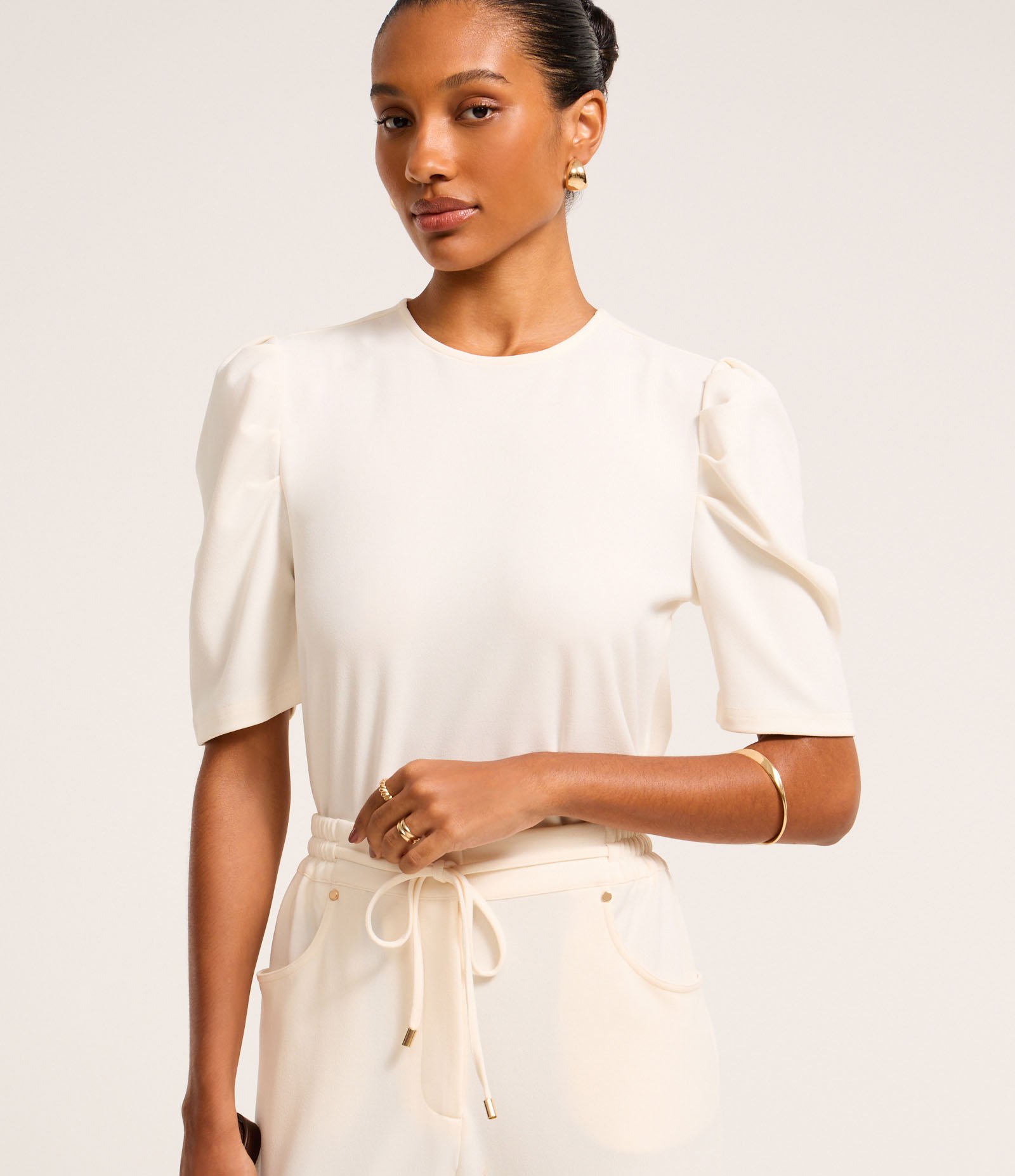 Blusa em Crepe com Manga Bufante e Fechamento nas Costas Branco 1