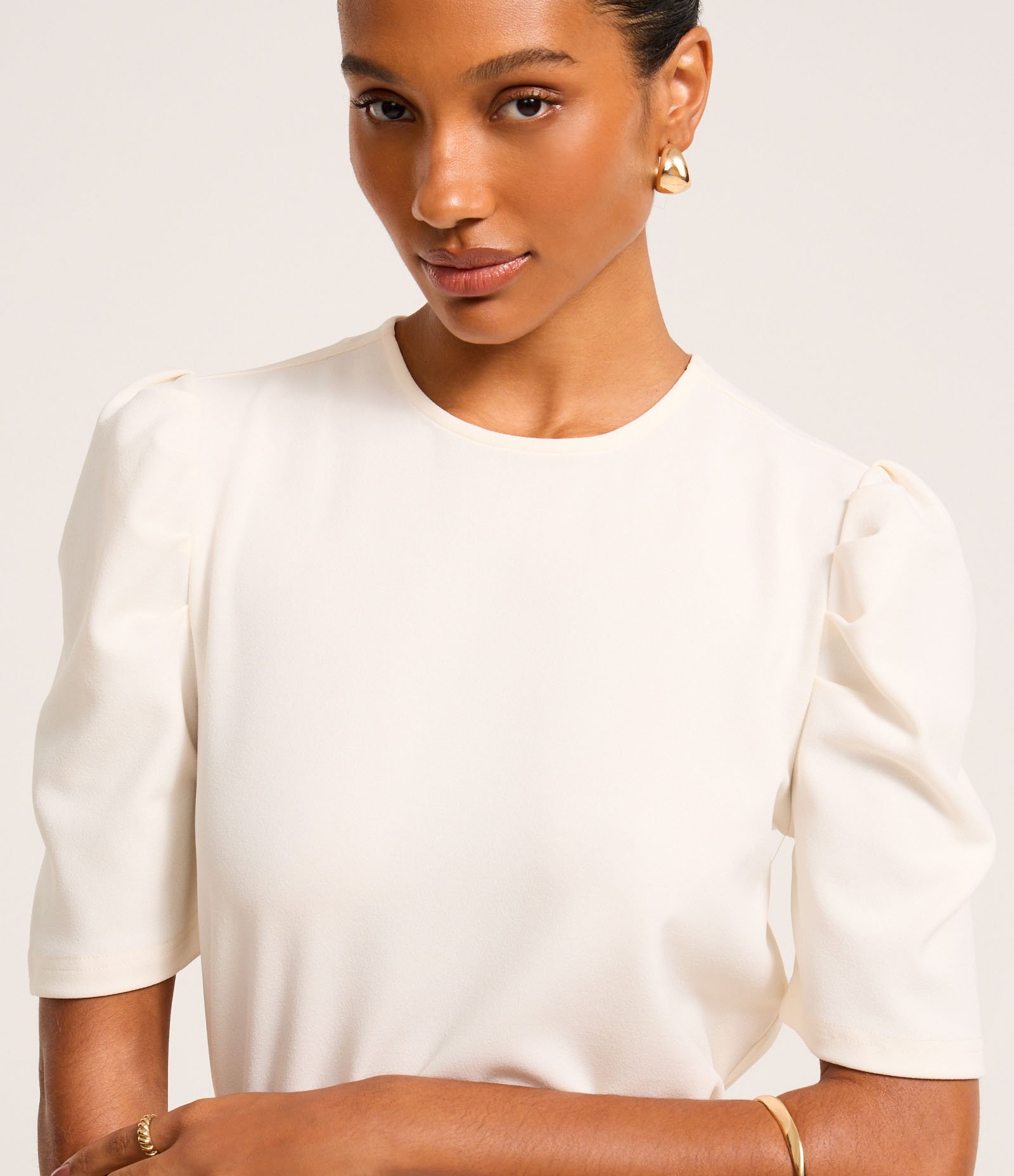 Blusa em Crepe com Manga Bufante e Fechamento nas Costas Branco 3