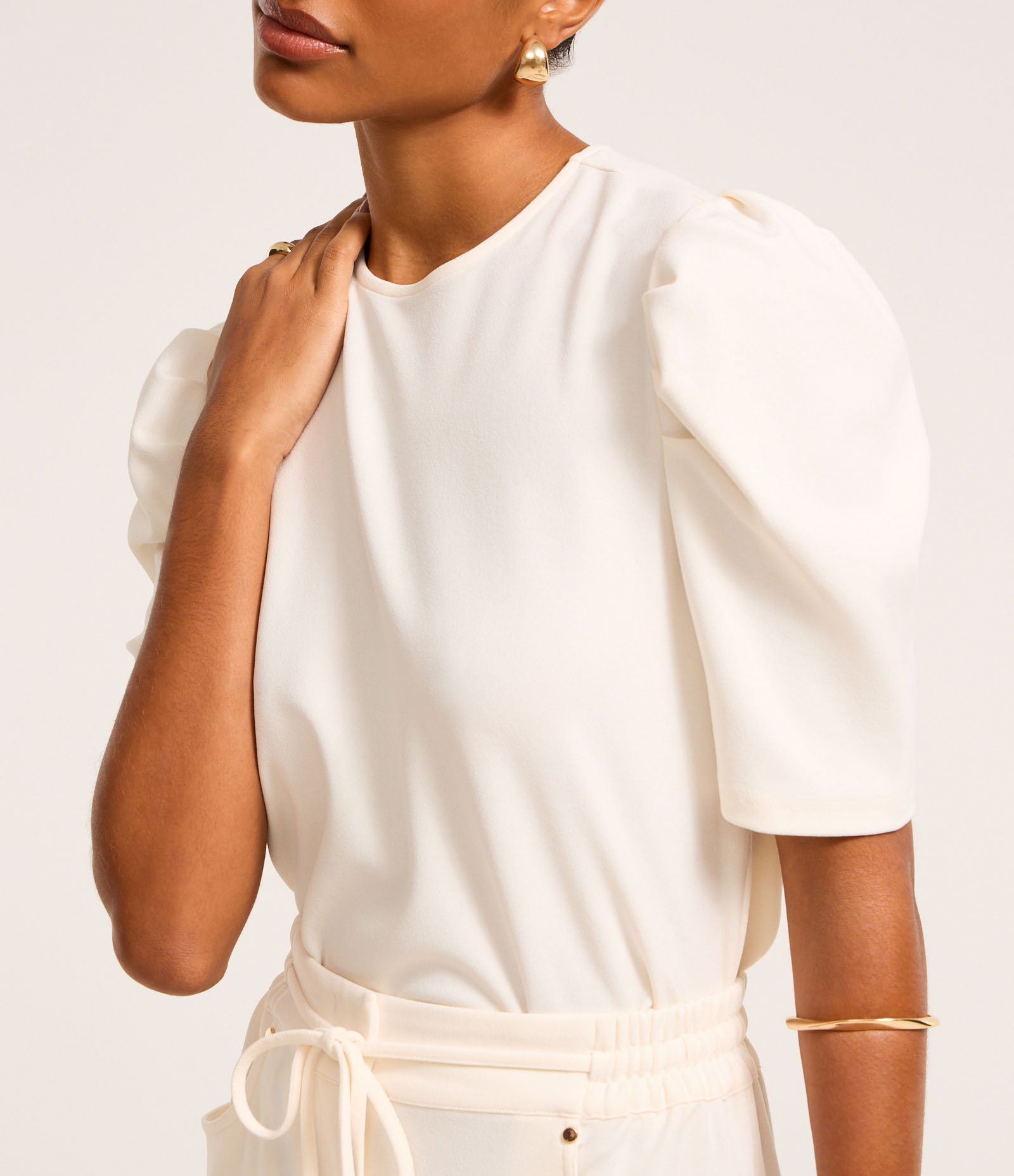 Blusa em Crepe com Manga Bufante e Fechamento nas Costas Branco 4