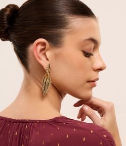 Brinco Médio em Formato de Folha Torcida