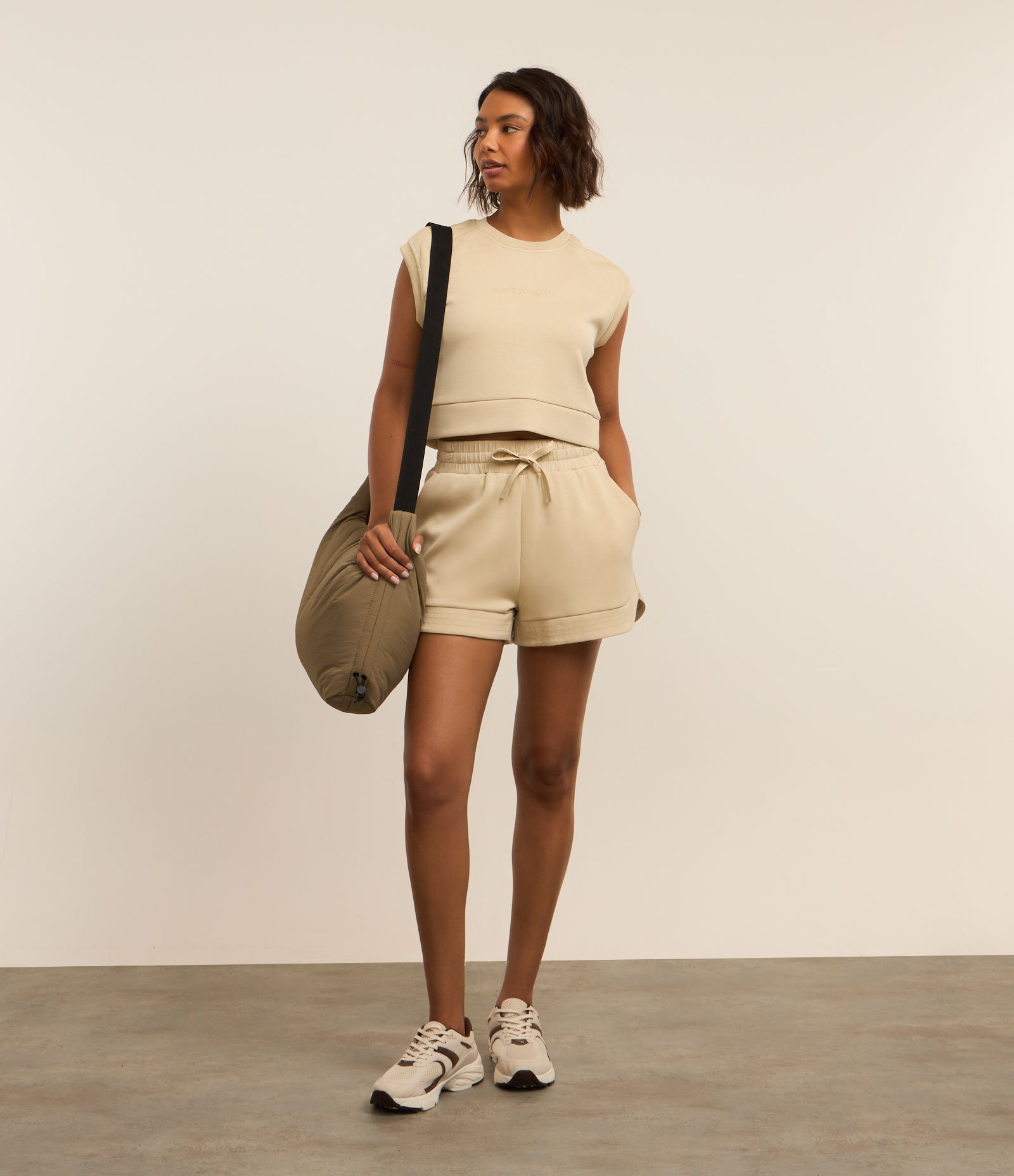 Bermuda Esportiva em Modal com Barra Larga Pespontada Bege 1