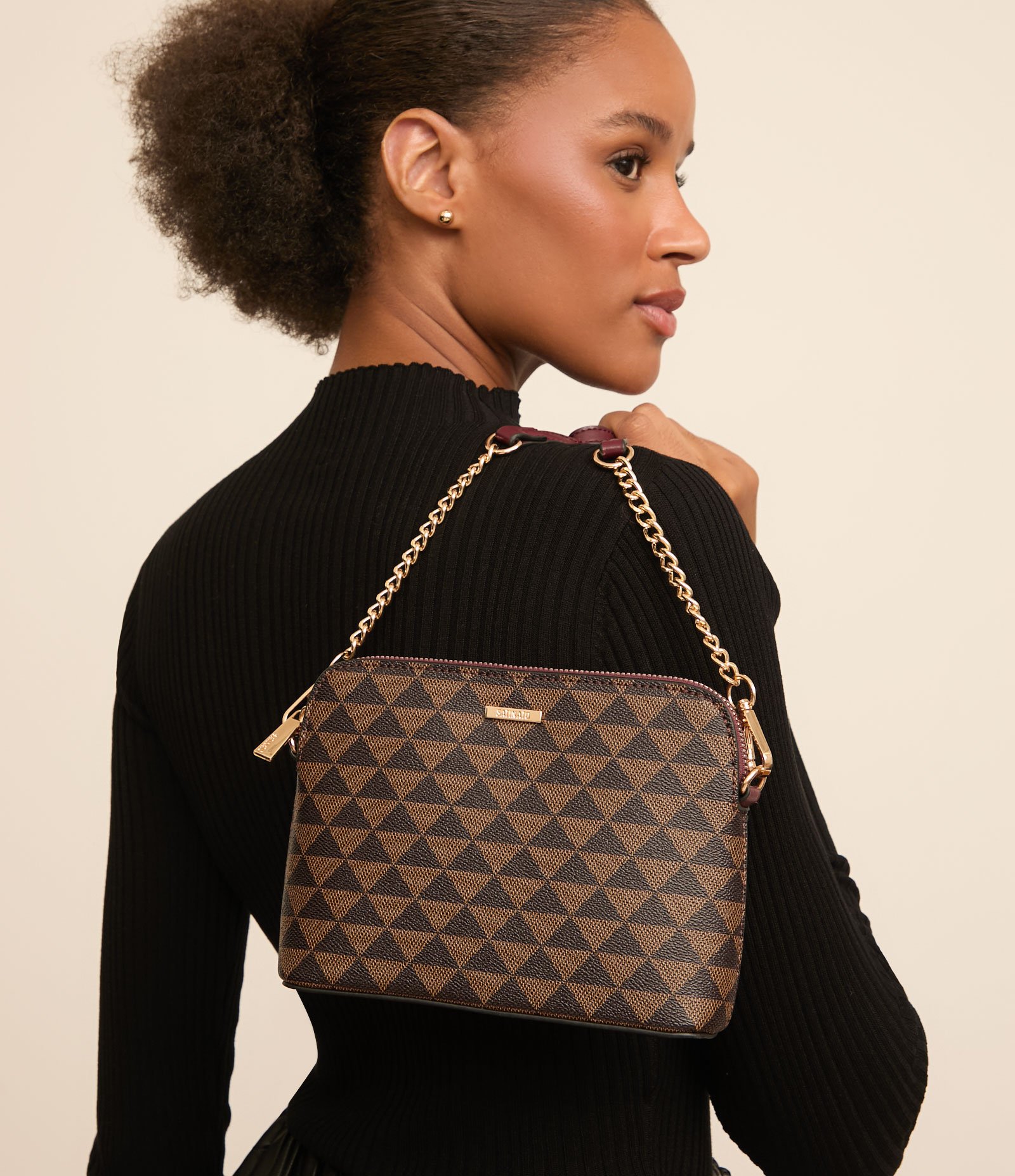 Bolsa Pequena em PU com Detalhe de Corrente na Alça e Estampa Triângulos Marrom/ Preto 1