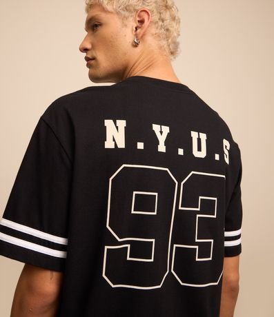Camiseta Relaxed em Algodão com Listras e Estampa NYUS 93 Menor preço em Camiseta Relaxed em Algodão com Listras e Estampa NYUS 93