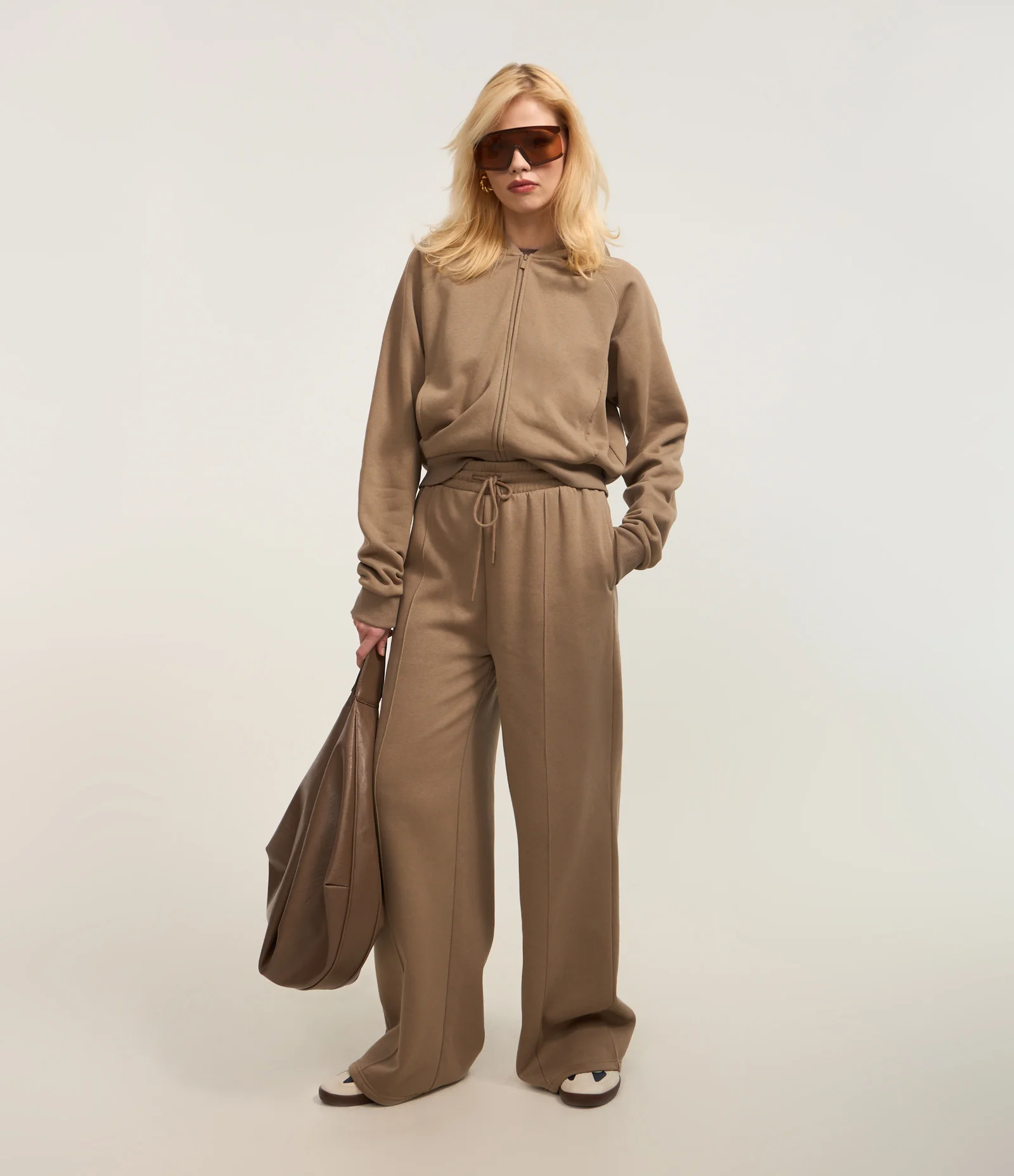 Calça Wide em Moletom com Cós Elástico Marrom 1