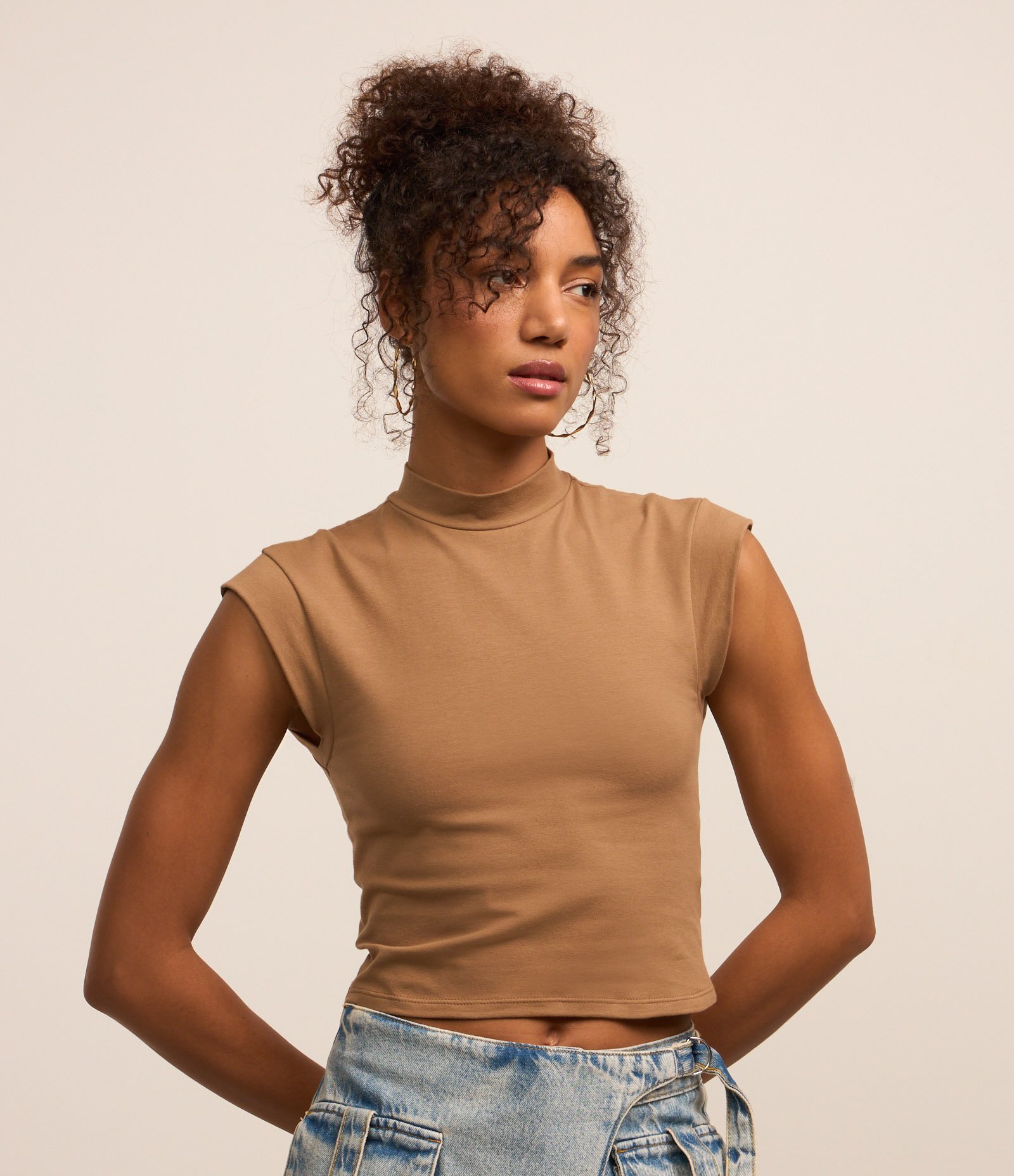 Blusa Sem Manga em Algodão e Elastano com Gola Alta Marrom 1